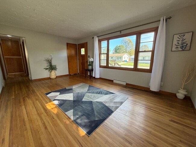 Building Photo - 3bed, 1bath home for rent in quiet Waterlo...