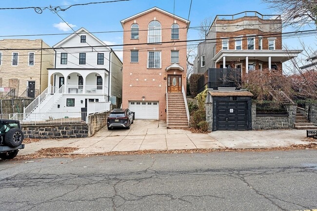 Building Photo - 359 Webster Ave Unit 2