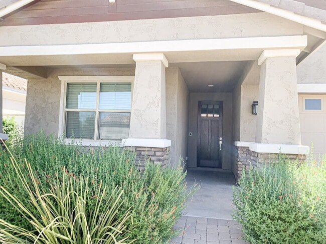 Building Photo - "Spacious 3-Bed, 3-Bath Mesa Retreat with ...