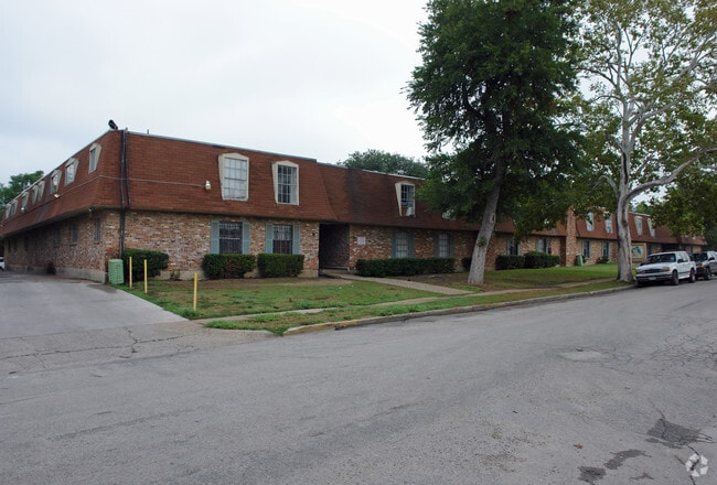Photo - Monarch Villas Apartments