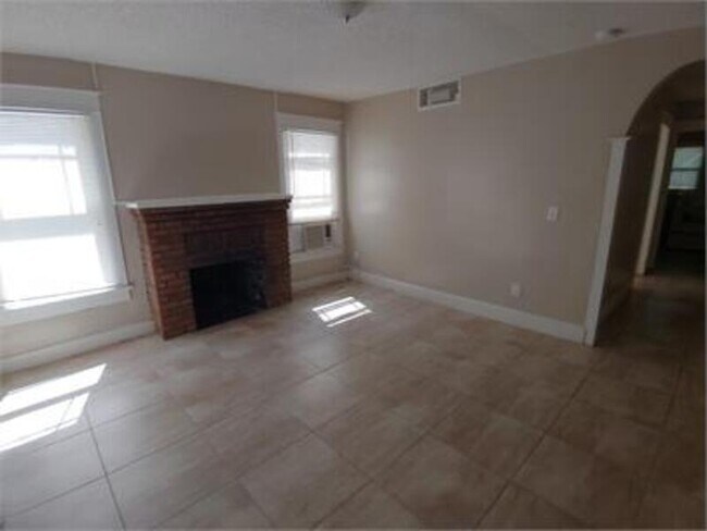 Photo - 940 6th St N