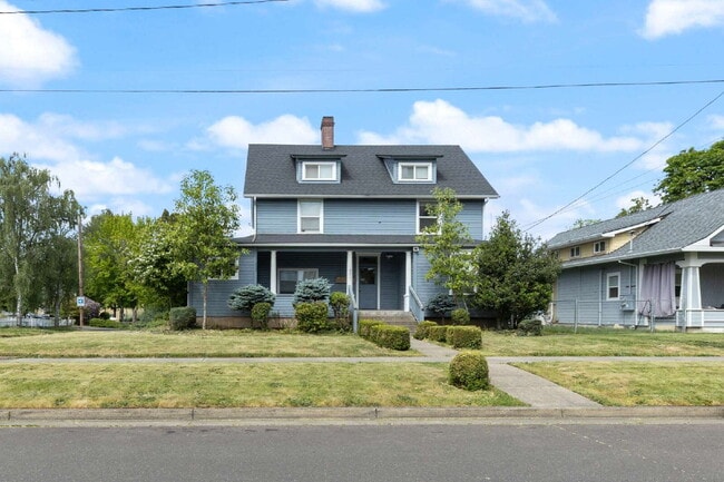 Building Photo - 2 Bedroom 2 Bathroom on College Street! Unit 4