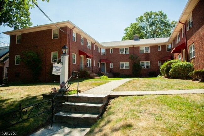 Building Photo - 152 Belleville Ave Rental