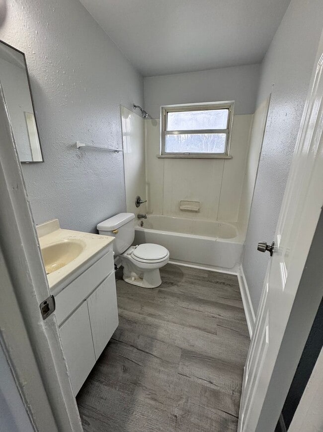 Photo - 421 W 65th Pl N
