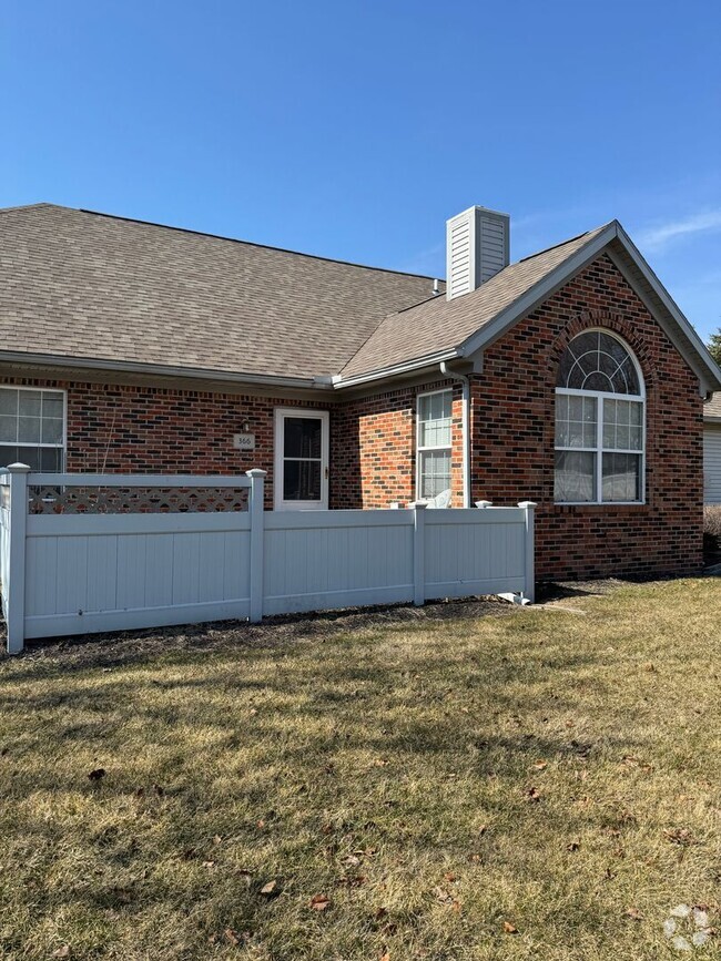 Building Photo - Three Bedroom Two and a Half Bath Condo