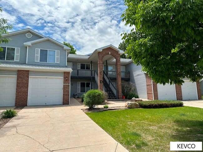 Building Photo - Bright and Spacious Condo