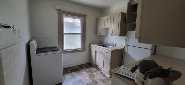 Building Photo - 281 Crestwood Ave Unit Upper