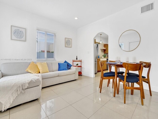 Photo - 2055 NE 140th St