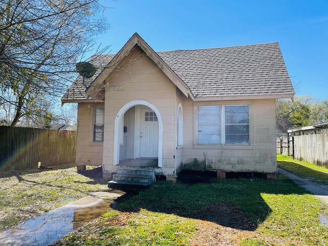 Building Photo - 725 Highland Dr Rental