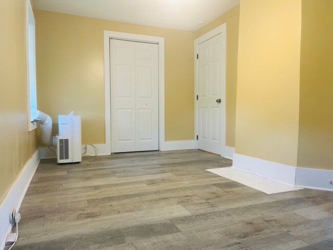 Building Photo - Fully renovated, 2 bed, 1 full bath, New L... Rental