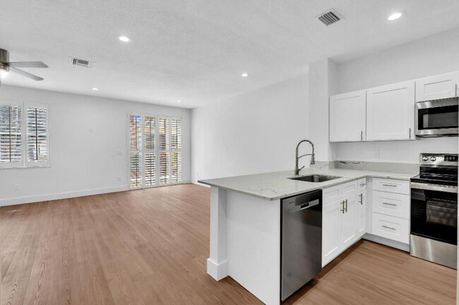 Photo - 4945 Fulton St