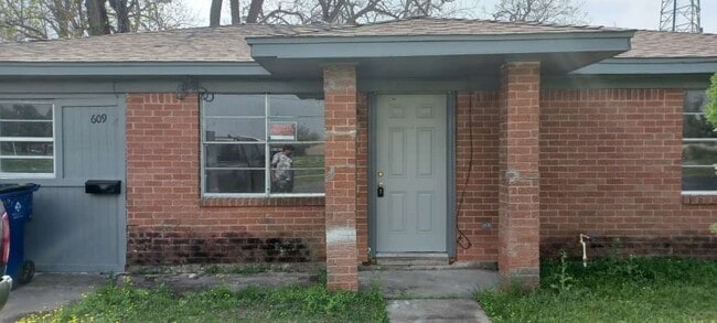 Photo - 609 W 6th St