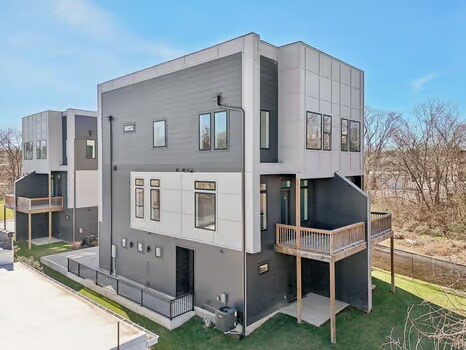 107 E 9th St