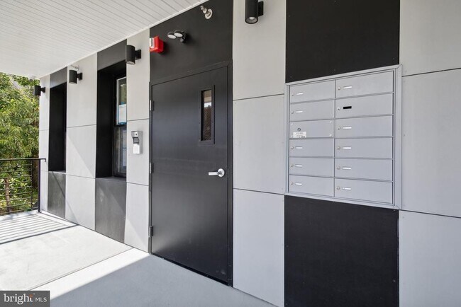 Building Photo - 4145 W Girard Ave Unit 2