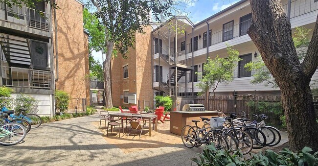 Photo - 203 E 31st St Unidad 207