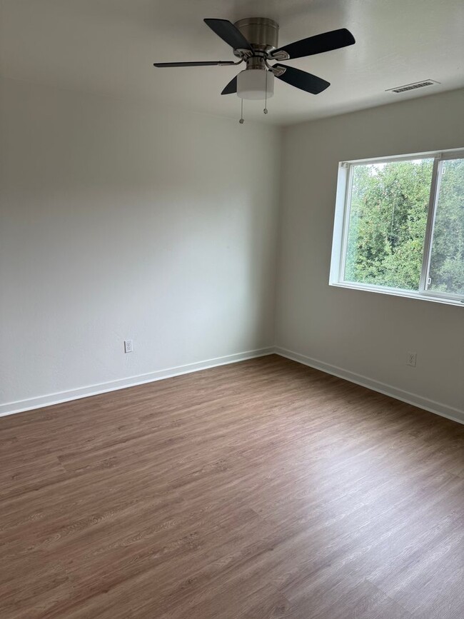 12 S Pinegrove Rd Unit 100