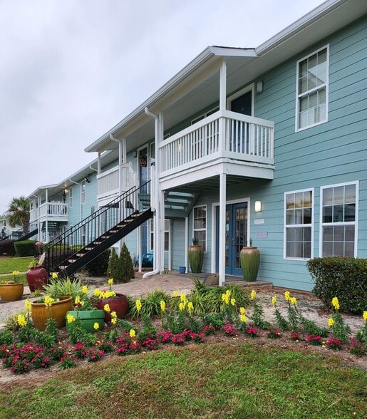 Charming Coastal Curb Appeal: Vibrant Landscaping and Leasing Office at Palm Isle Apartments, Biloxi