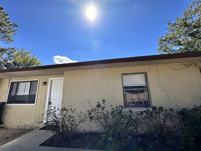Building Photo - 3761 NE 40th Pl Unit 1