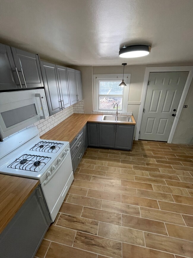 Photo - 833 W Stone St