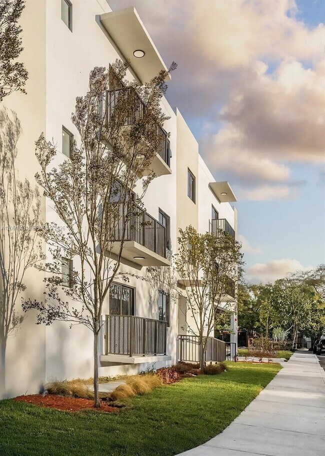 Photo - 5423 NE Miami Ct Unit 7