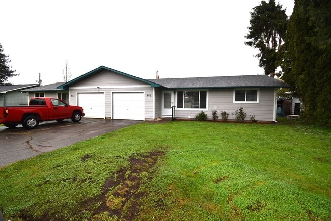 Building Photo - Well kept duplex with garage. Unit 865 E St.
