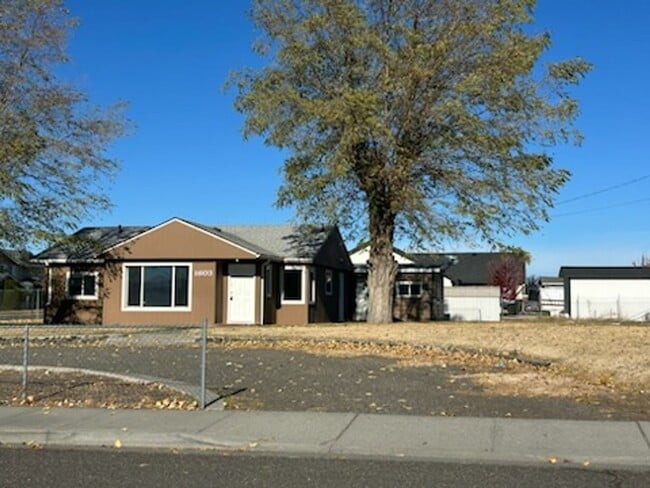 Photo - Charming 3-bedroom, 1-bathroom home located in the vibrant community of Pasco, WA.