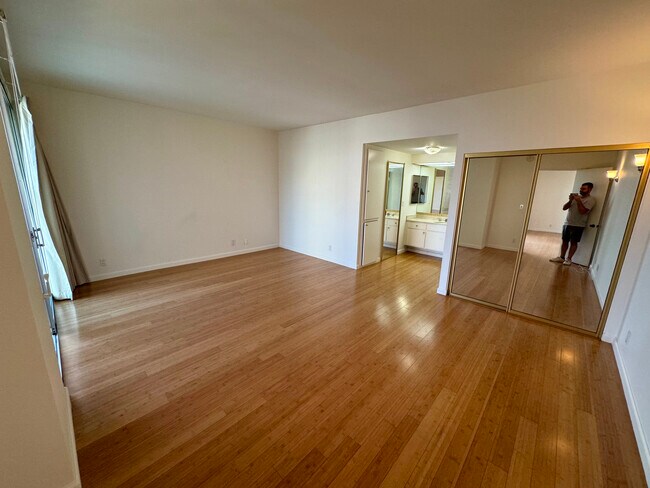 321 S San Vicente Blvd Condo Unit - Image 