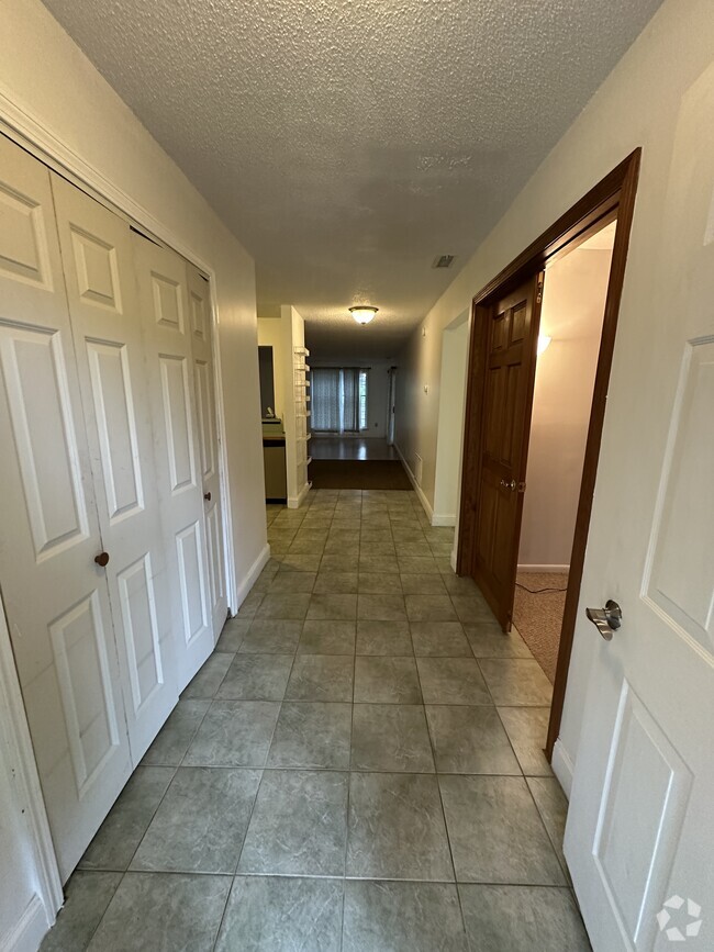 Building Photo - 101 Country Club Ct Unit 101Country Club Rental