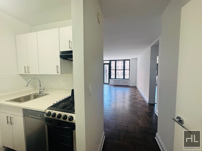 Building Photo - EAST 35 STREET Unit 6I