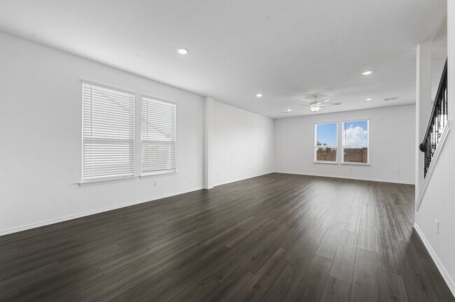 Photo - 606 Agarita Way