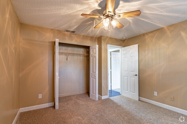 2BR, 1BA - 900SF