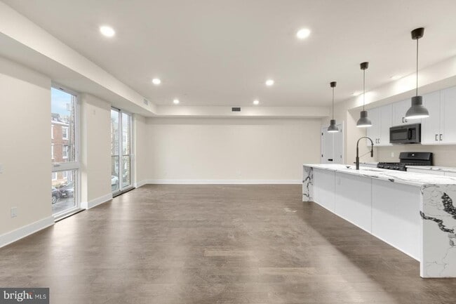 Building Photo - 1868 Frankford Ave Unit 502
