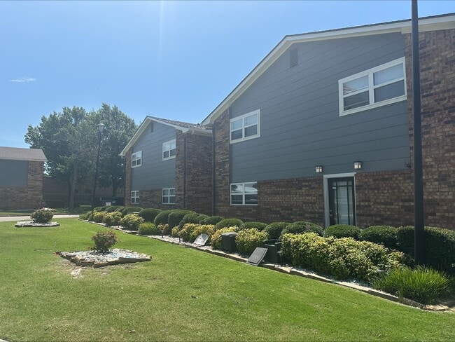 Building Exterior - Winds of Oak Forest