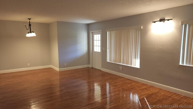 527 Shady Pine Way Unidad C1