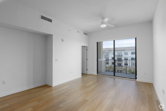 2BR, 2BA - 1044SF - Living Room