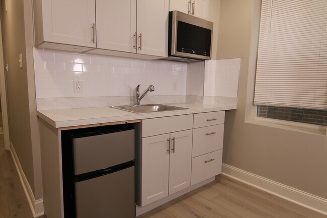 Building Photo - 1647 Bridge St Unit 2nd Floor B2 Rental