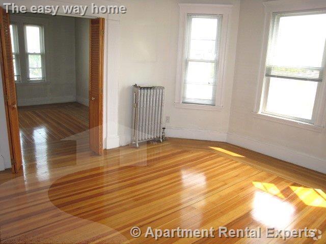 Building Photo - HUGE * Living rm + Dining rm * Laundry in ... Rental