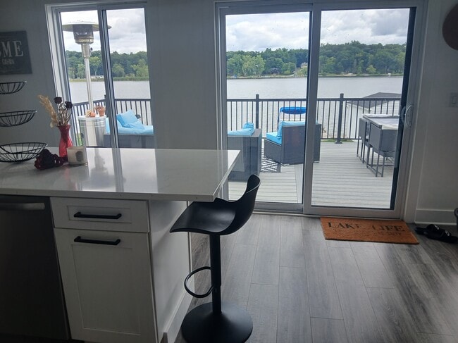 Direct lake front - 5120 Gahan St NE Casa