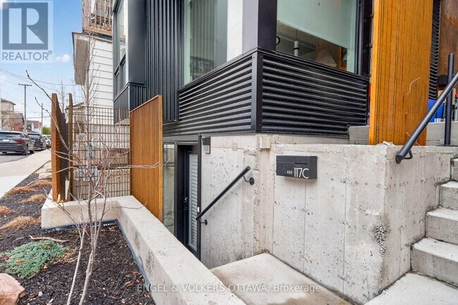 Photo - 117 Carruthers Ave