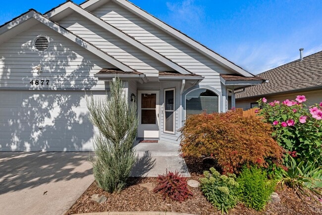 4877 Lakes Edge Pl