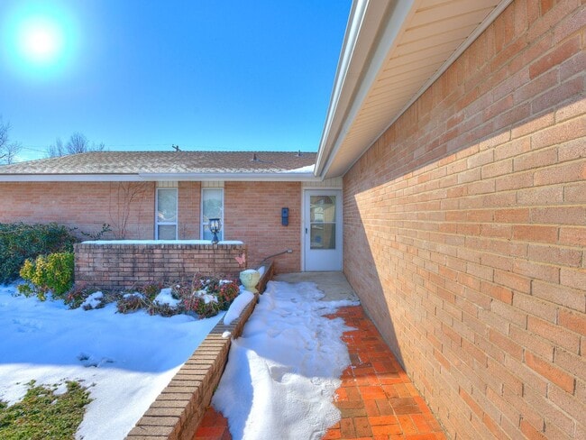Photo - Refreshed Home + Yukon Schools + 3 bedrooms