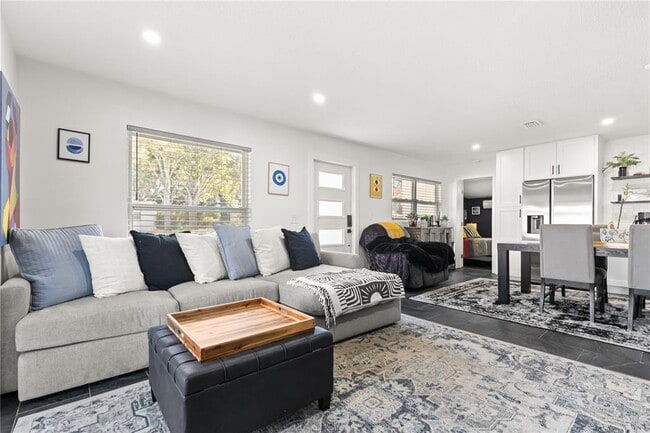 Photo - 5611 S Sheridan Rd