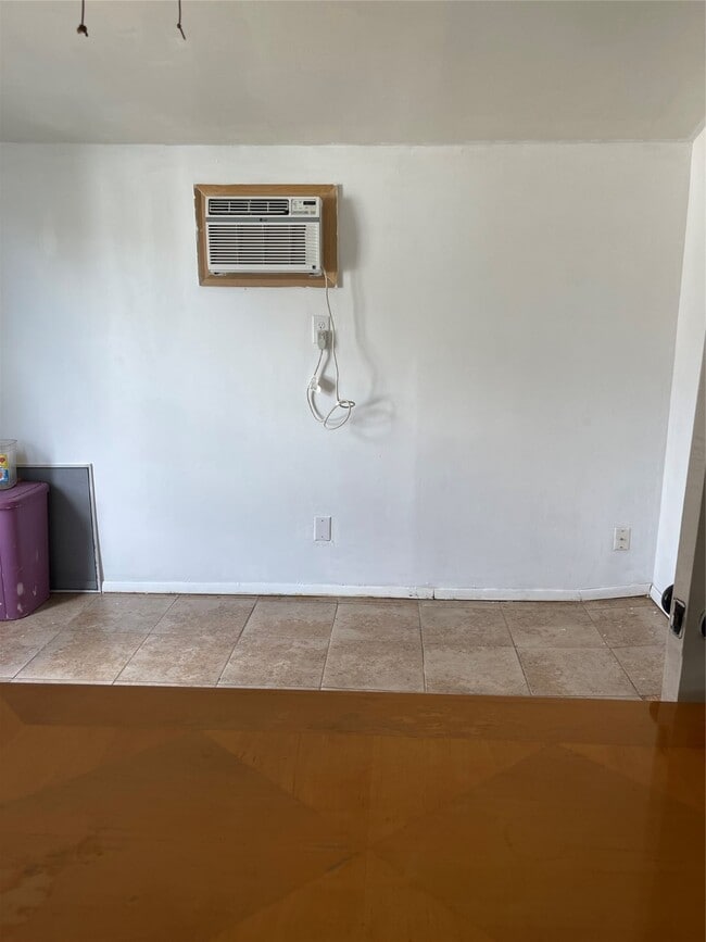 Photo - 1472 Godwin St