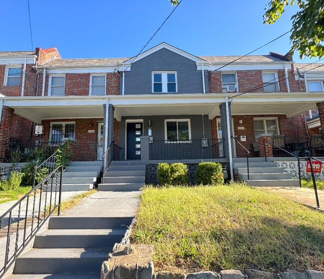 Building Photo - Beautiful 3 BR/3 BA Townhome in Brentwood!
