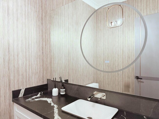 Photo - 1745-1167 167 St