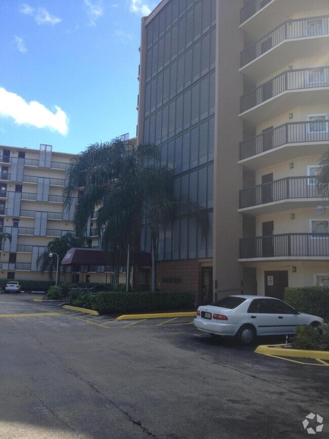 Building Photo - 3101 N Country Club Dr Unit 510 Rental