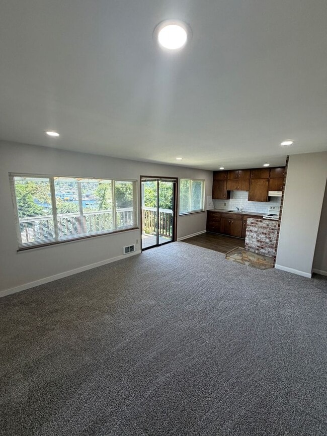 Building Photo - 852 W Nickerson St Unit 854