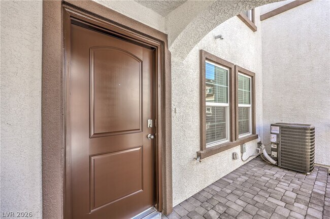 Photo - 920 Rosy Starling St