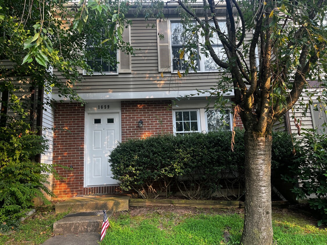 Photo - 1659 Sierra Woods Ct (Herndon, VA)