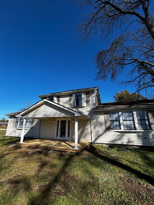 Building Photo - Spacious 4 bed, 2 bath home! Located minut...